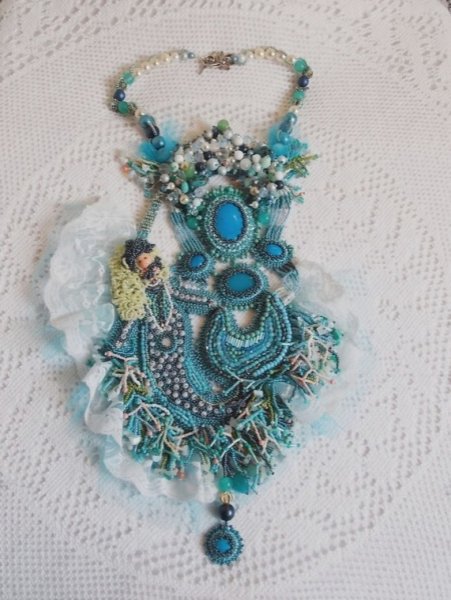 Halskjede Plastron La Petite Sirène Haute-Couture brodert med halvedelstener av Howlite, Moonstones og Crystals