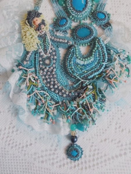 Halskjede Plastron La Petite Sirène Haute-Couture brodert med halvedelstener av Howlite, Moonstones og Crystals