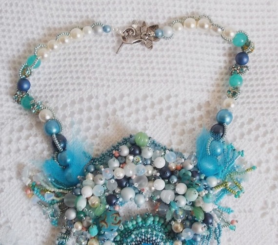 Halskjede Plastron La Petite Sirène Haute-Couture brodert med halvedelstener av Howlite, Moonstones og Crystals