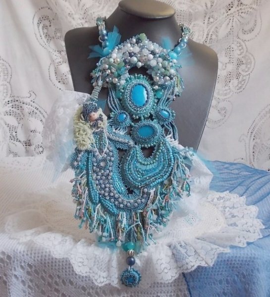 Halskjede Plastron La Petite Sirène Haute-Couture brodert med halvedelstener av Howlite, Moonstones og Crystals
