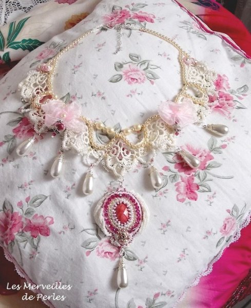 Viktoriansk brodert Valmont-halskjede med elfenbensblonder, perleperler og Swarovski-krystaller