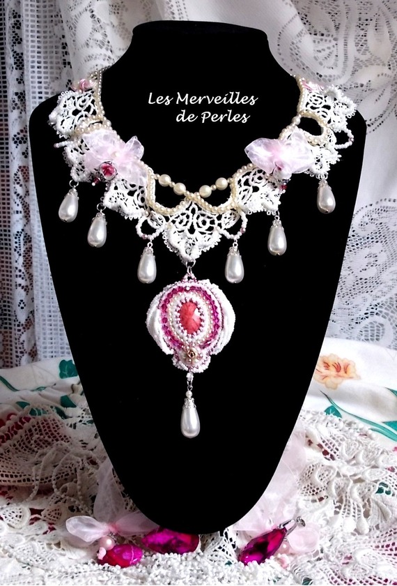 Viktoriansk brodert Valmont-halskjede med elfenbensblonder, perleperler og Swarovski-krystaller