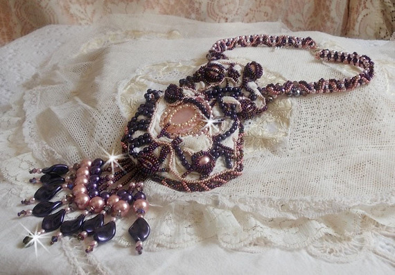 Grace halskjede brodert med en rosenkvarts, en fin stein og perleperler 