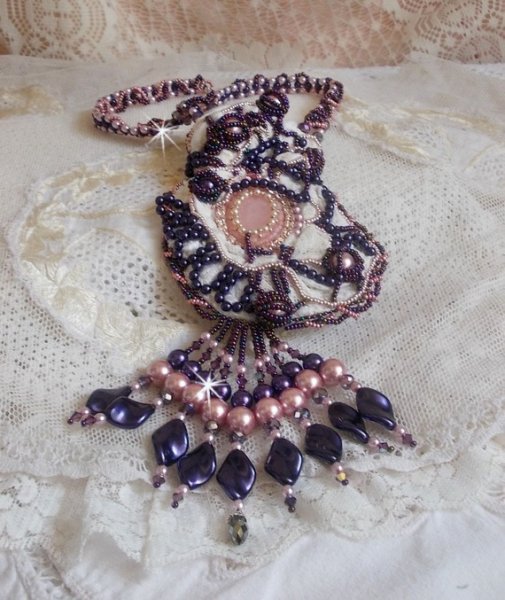 Grace halskjede brodert med en rosenkvarts, en fin stein og perleperler 