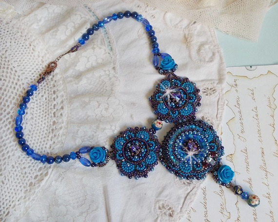 Royal Blue Roses halskjede med Swarovski-krystaller og frøperler