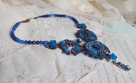 Royal Blue Roses halskjede med Swarovski-krystaller og frøperler