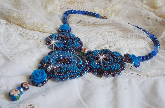 Royal Blue Roses halskjede med Swarovski-krystaller og frøperler