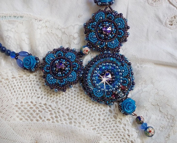 Royal Blue Roses halskjede med Swarovski-krystaller og frøperler