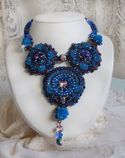 Royal Blue Roses halskjede med Swarovski-krystaller og frøperler