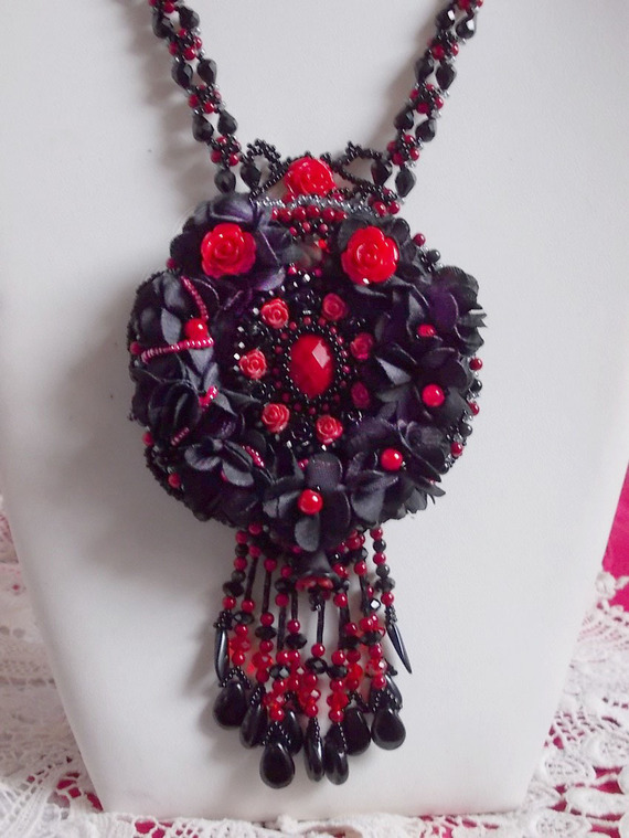 Midnight in Paris halskjede brodert med Swarovski-krystaller, harpiksroser, frøperler og svarte dolker