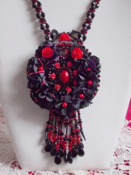 Midnight in Paris halskjede brodert med Swarovski-krystaller, harpiksroser, frøperler og svarte dolker