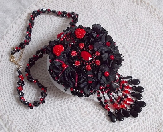 Midnight in Paris halskjede brodert med Swarovski-krystaller, harpiksroser, frøperler og svarte dolker
