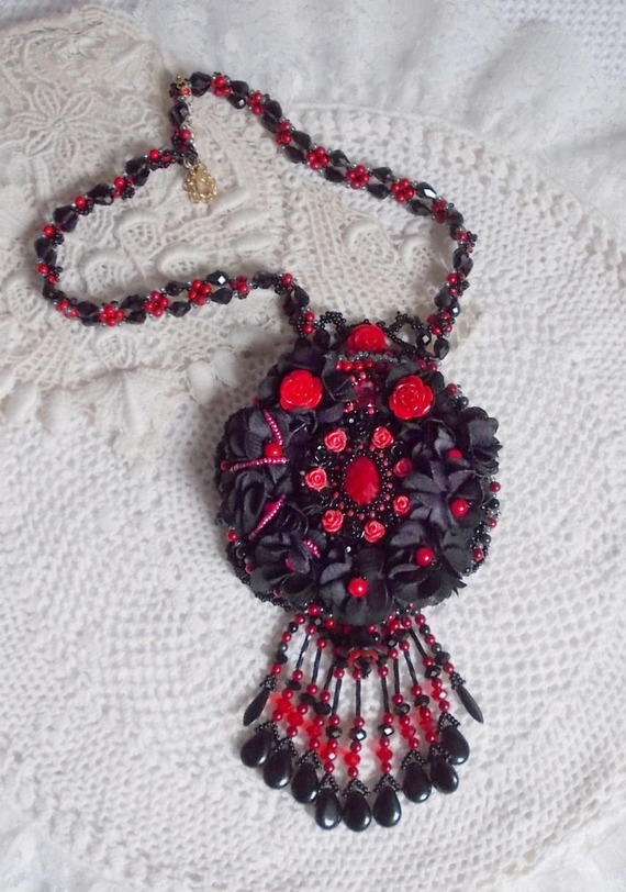 Midnight in Paris halskjede brodert med Swarovski-krystaller, harpiksroser, frøperler og svarte dolker