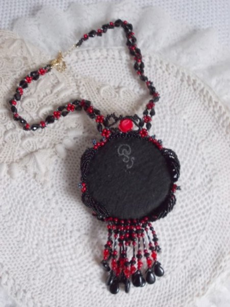 Midnight in Paris halskjede brodert med Swarovski-krystaller, harpiksroser, frøperler og svarte dolker