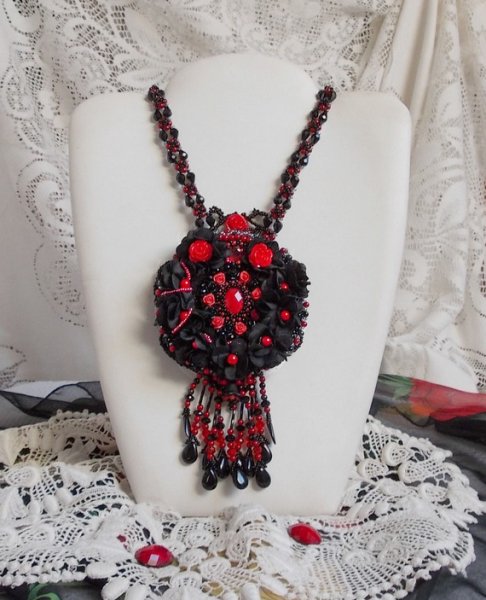 Midnight in Paris halskjede brodert med Swarovski-krystaller, harpiksroser, frøperler og svarte dolker