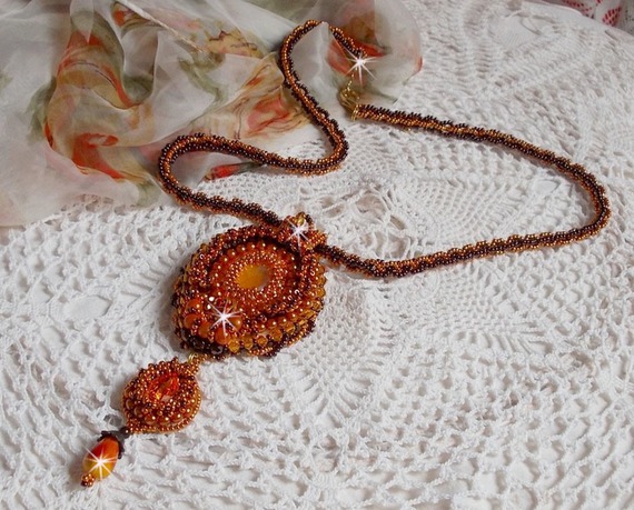 Lady in Orange anheng halskjede er brodert med Swarovski krystaller, Miyuki seed perler og magiske perler.