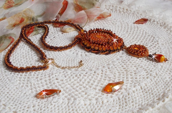 Lady in Orange anheng halskjede er brodert med Swarovski krystaller, Miyuki seed perler og magiske perler.