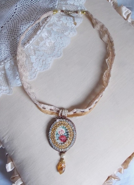 Reflets de Rosée anheng halskjede, perleperler, Swarovski krystall og blonder.