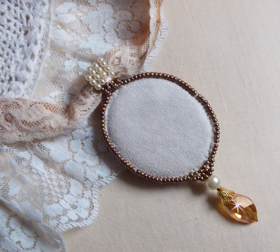 Reflets de Rosée anheng halskjede, perleperler, Swarovski krystall og blonder.