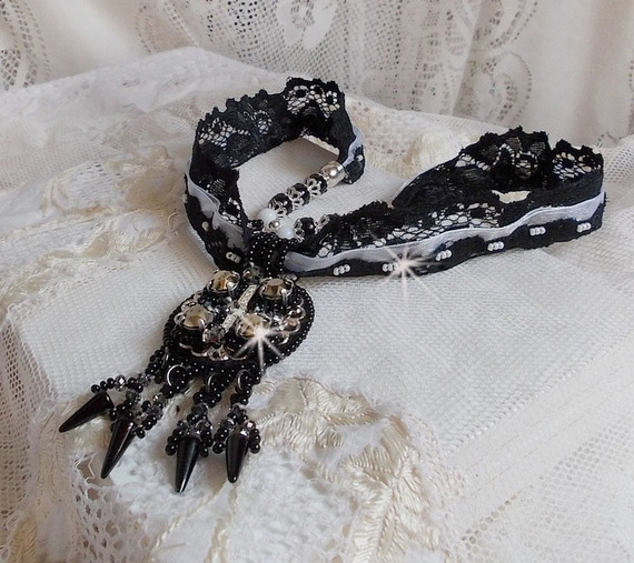 Goldnight anheng halskjede brodert med Swarovski krystaller i barokkstil