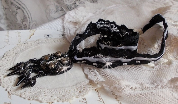 Goldnight anheng halskjede brodert med Swarovski krystaller i barokkstil