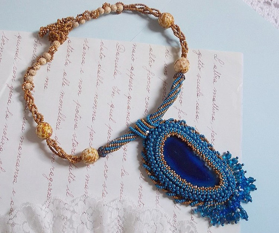 Korsika anheng halskjede brodert med safirblå agat og beige frøperler