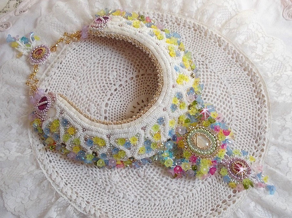 Envolée Fleurie halskjede, lucite blomster, perler og frøperler brodert i Haute-Couture-stil