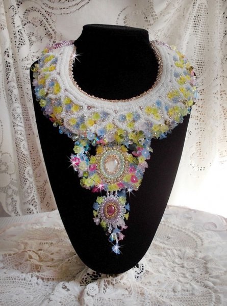 Envolée Fleurie halskjede, lucite blomster, perler og frøperler brodert i Haute-Couture-stil