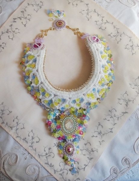 Envolée Fleurie halskjede, lucite blomster, perler og frøperler brodert i Haute-Couture-stil