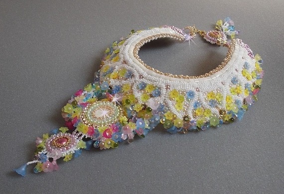 Envolée Fleurie halskjede, lucite blomster, perler og frøperler brodert i Haute-Couture-stil