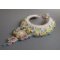 Envolée Fleurie halskjede, lucite blomster, perler og frøperler brodert i Haute-Couture-stil