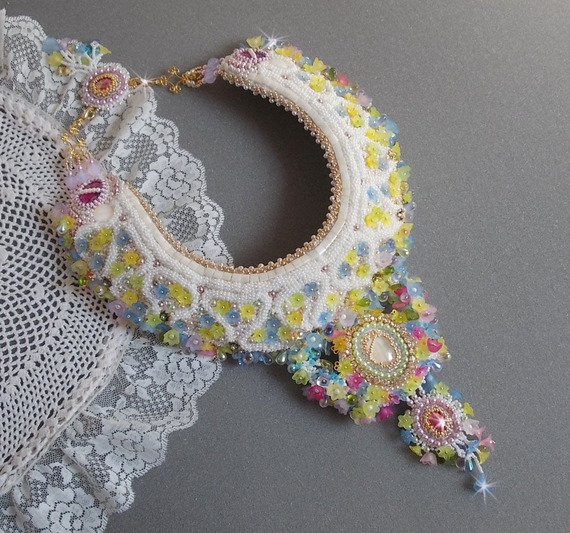 Envolée Fleurie halskjede, lucite blomster, perler og frøperler brodert i Haute-Couture-stil