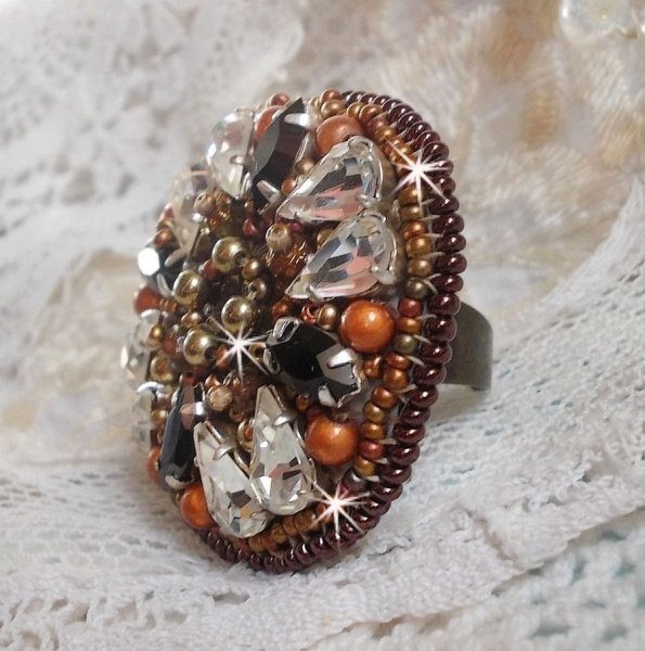 Amber Romance-ring brodert med Swarovski Crystal og Black, magiske perler og fr&oslash;perler