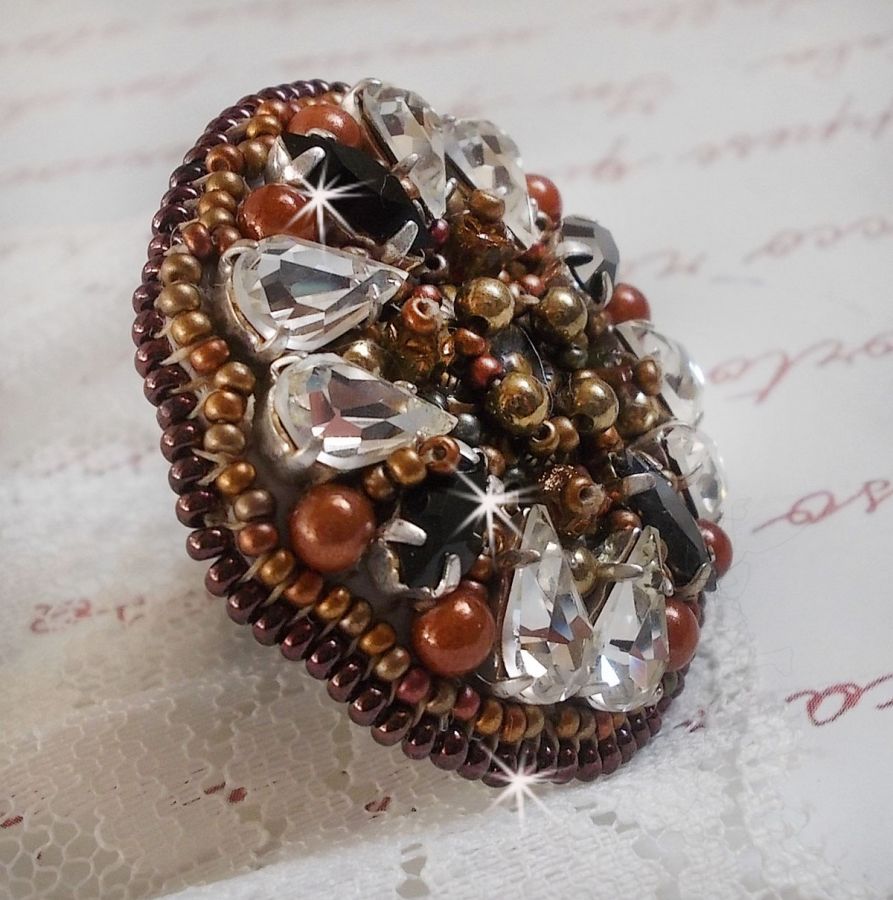 Amber Romance-ring brodert med Swarovski Crystal og Black, magiske perler og frøperler