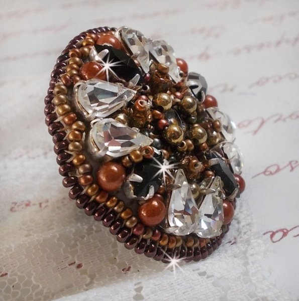 Amber Romance-ring brodert med Swarovski Crystal og Black, magiske perler og fr&oslash;perler