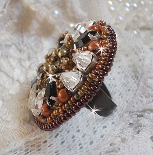 Amber Romance-ring brodert med Swarovski Crystal og Black, magiske perler og fr&oslash;perler