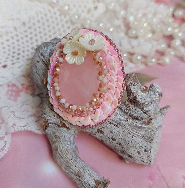 Bague Amour de quartz brod&eacute;e avec pierre de gemme, rondes et rocailles verres, sequins, fleurs acryliques et bague laiton