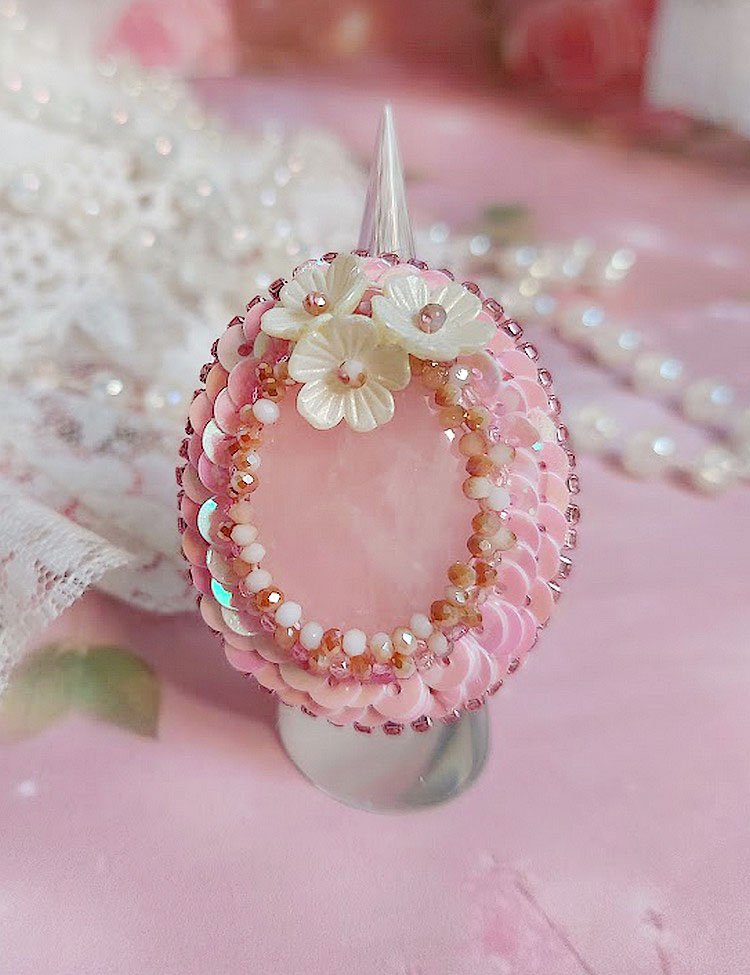 Bague Amour de quartz brod&eacute;e avec pierre de gemme, rondes et rocailles verres, sequins, fleurs acryliques et bague laiton