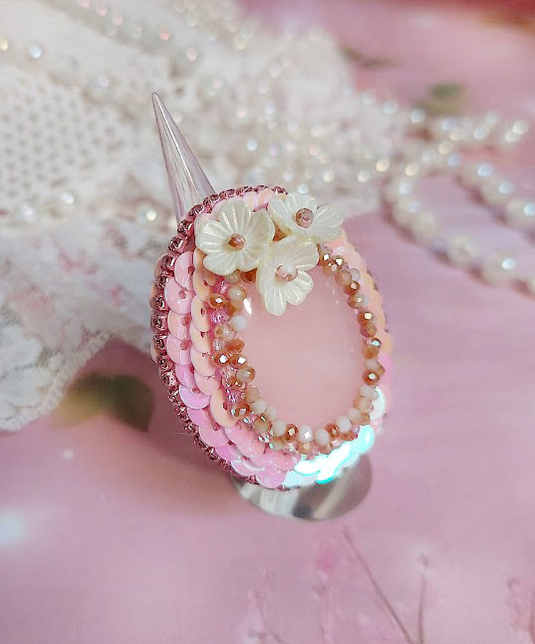 Bague Amour de quartz brod&eacute;e avec pierre de gemme, rondes et rocailles verres, sequins, fleurs acryliques et bague laiton