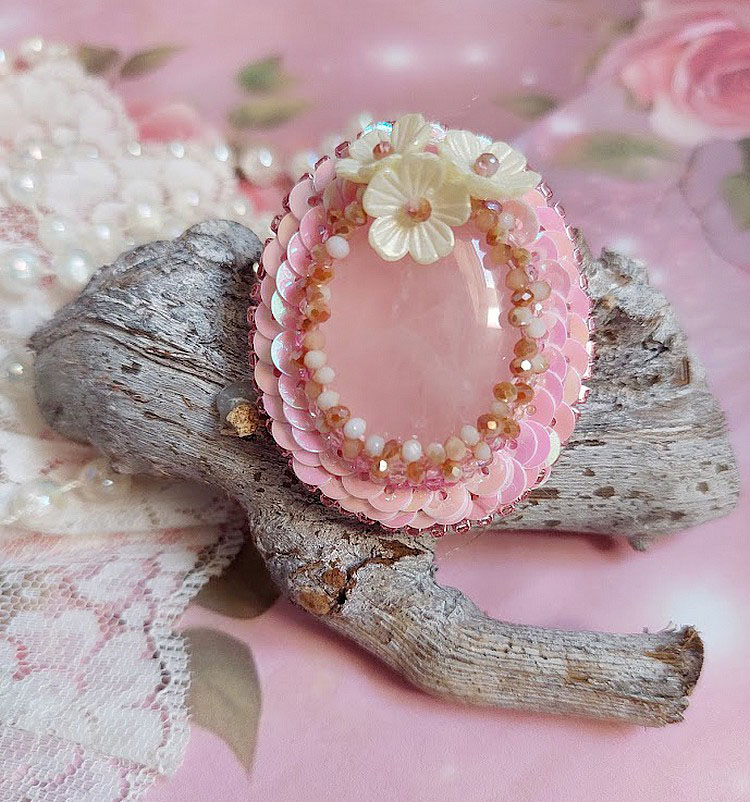 Bague Amour de quartz brod&eacute;e avec pierre de gemme, rondes et rocailles verres, sequins, fleurs acryliques et bague laiton