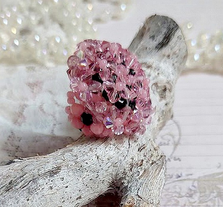 Anemone ring med fasetter og tupies i Swarovski-krystall