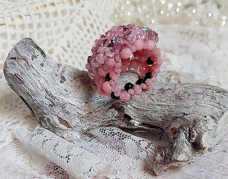 Anemone ring med fasetter og tupies i Swarovski-krystall