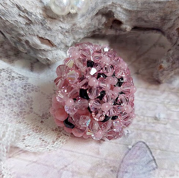 Anemone ring med fasetter og tupies i Swarovski-krystall