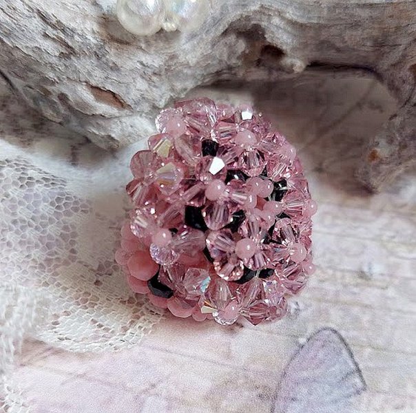 Anemone ring med fasetter og tupies i Swarovski-krystall