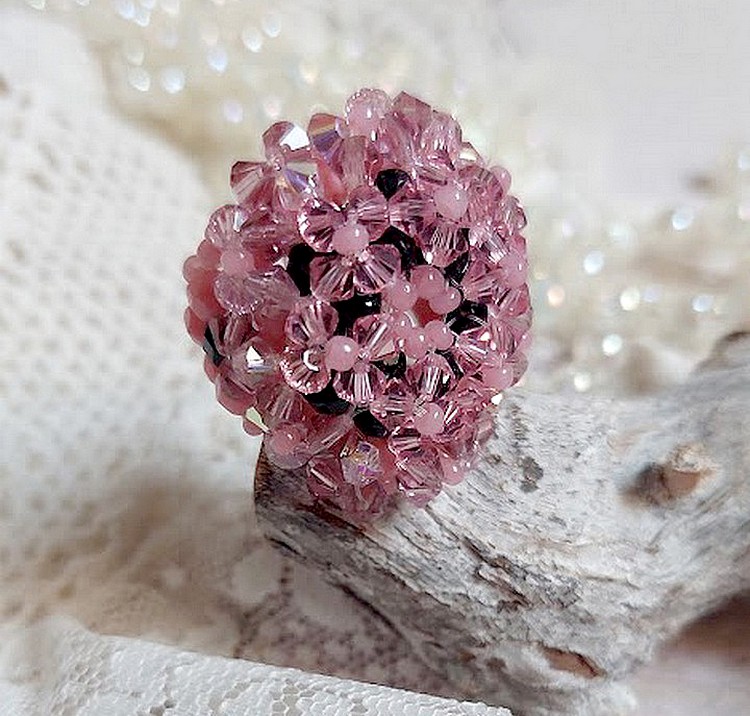 Anemone ring med fasetter og tupies i Swarovski-krystall