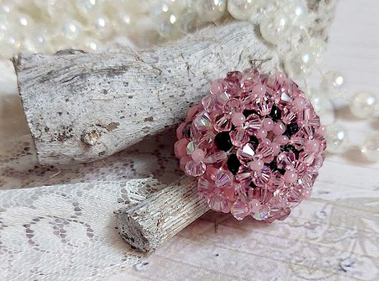 Anemone ring med fasetter og tupies i Swarovski-krystall