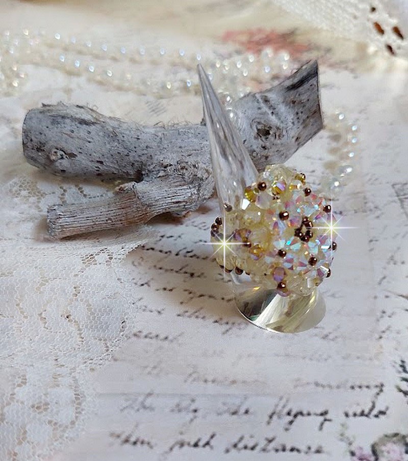 Aurora-ring med fasetter og snurretopper i Swarovski-krystall