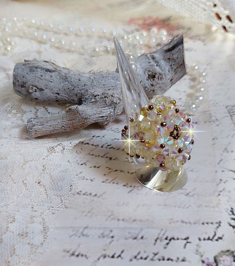 Aurora-ring med fasetter og snurretopper i Swarovski-krystall