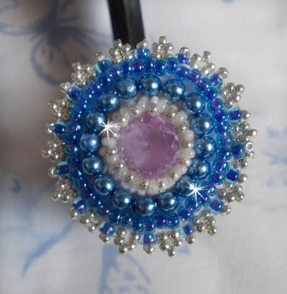 Azur-ring brodert med Swarovski-krystaller og perler