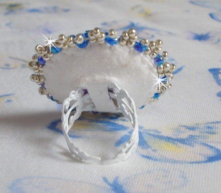 Azur-ring brodert med Swarovski-krystaller og perler